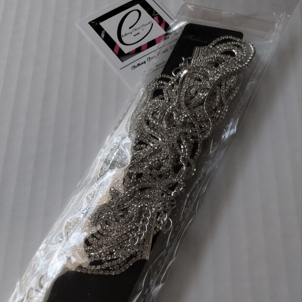 Elegant geometric layered rhinestone chocker. - Picture 5 of 6